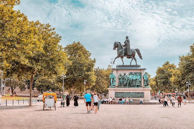 29. Juli 2022 Köln Deutschland Reiterstatue von Friedrich Wilhelm III. und Passanten auf dem Platz