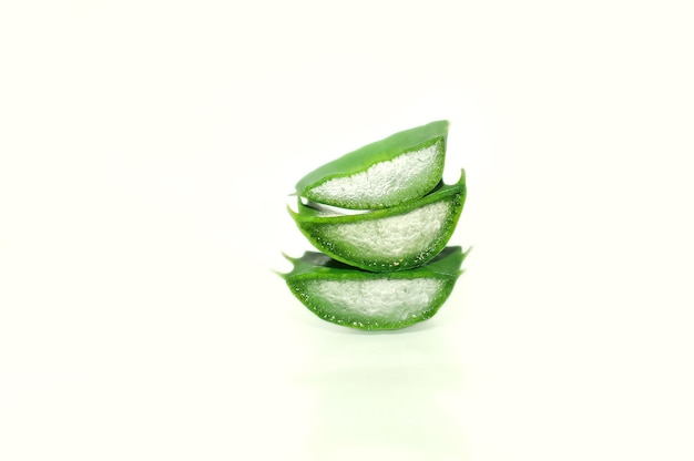 3 Aloe vera fresco en rodajas Ã ¢ Â € ‹Ã ¢ Â € Â‹ sobre fondo blanco Primer plano. Cosméticos curativos hidratantes naturales.