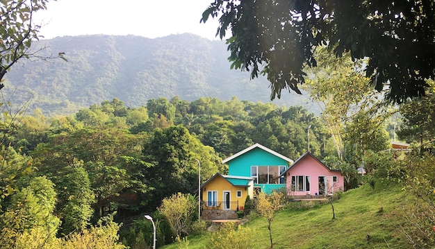 3 casas coloridas nas montanhas do Vietnã.