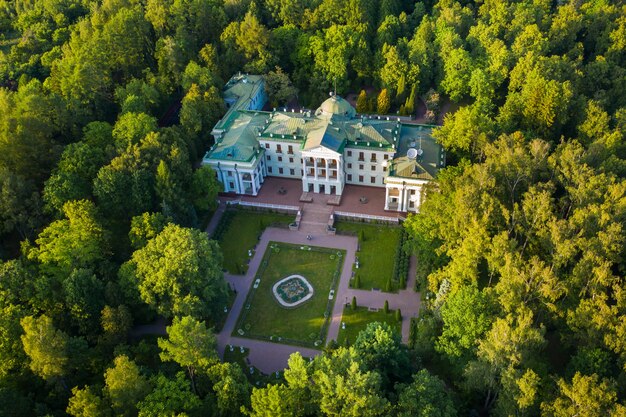 3. Juni 2019. Moskauer Region, Russland. Das ehemalige alte Adelshaus von Lyalovo befindet sich im Parkhotel Morozovka.