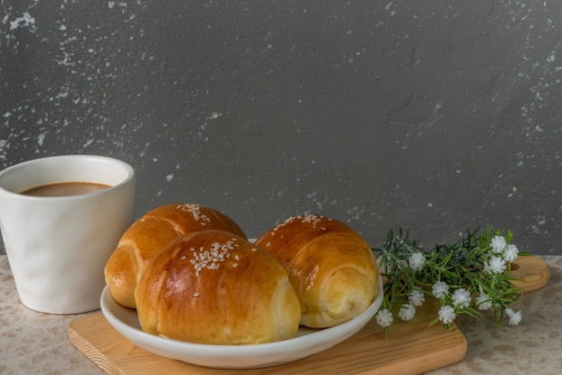 3 Mini-Butterbrötchen mit Kaffee