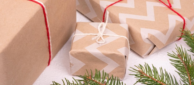 Foto 3 regalos de año nuevo hechos de papel decorativo, cajas navideñas con regalos en plano .....