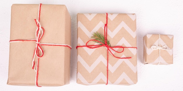 3 regalos de año nuevo hechos de papel decorativo, cajas navideñas con regalos.