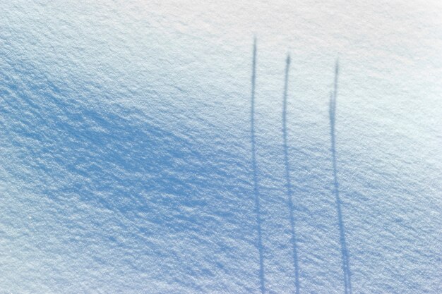 3 sombras paralelas na neve. conceito de minimalismo de inverno.