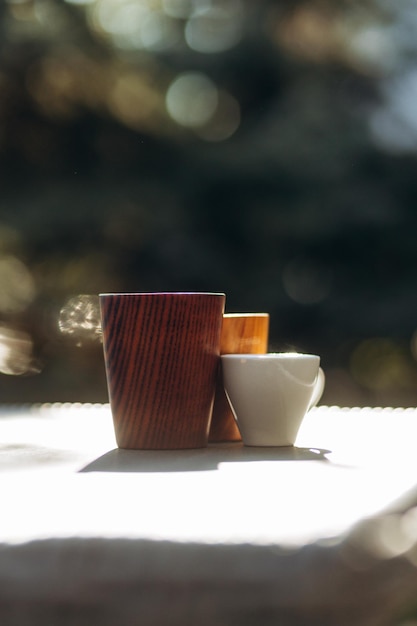3 tazas de café en la mesa Cappuccino Espresso Americano