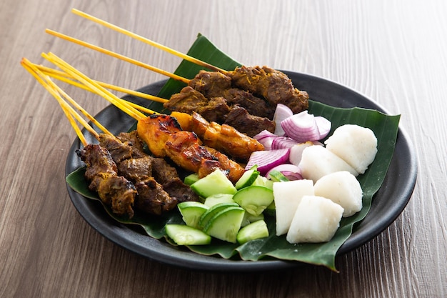 3 verschiedene Arten von malaysischem Satay-Huhn, Rindfleisch und Hammel-Satay