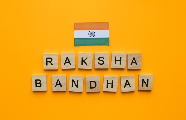 30 de agosto Bandera minimalista de Raksha Bandhan de la India con inscripción en letras de madera