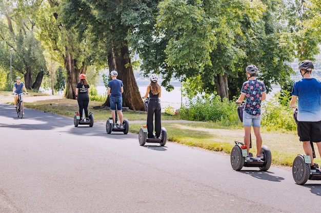 30 de julho de 2022 Colônia, Alemanha Grupo de turistas em uma excursão guiada de segway no parque da cidade