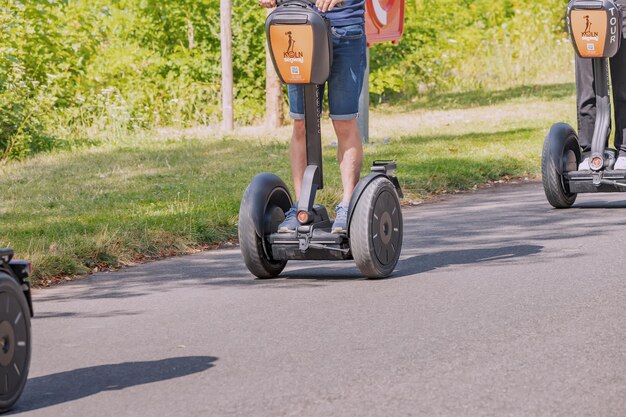 Foto 30. juli 2022 köln deutschland gruppe von touristen auf einem geführten sightseeing-segway-ausflug im stadtpark