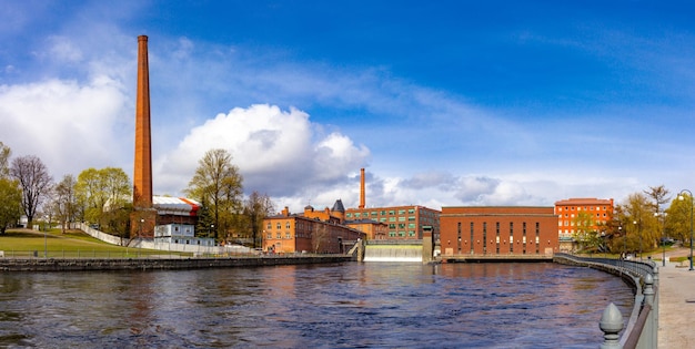 30. Mai 2019 Tampere Finnland Wunderschöner Panoramablick auf den Wasserdamm des alten Wasserkraftwerks am Fluss Tammerkoski und alte traditionelle Industriegebäude an einem sonnigen Sommertag