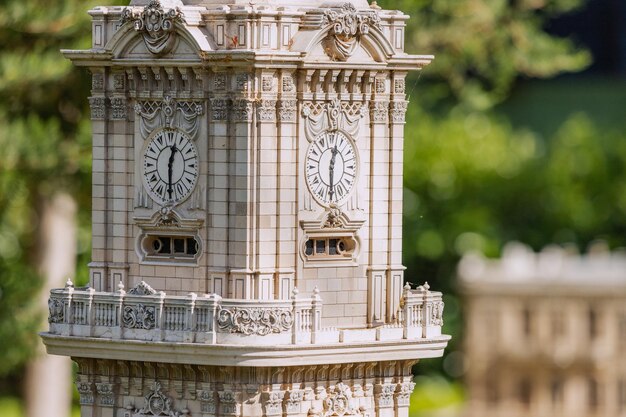 30 de mayo de 2022 Antalya Turquía Torre del reloj Dolmabahce con arquitectura turca en forma de modelos de tamaño reducido en el Parque Miniatura Dokuma