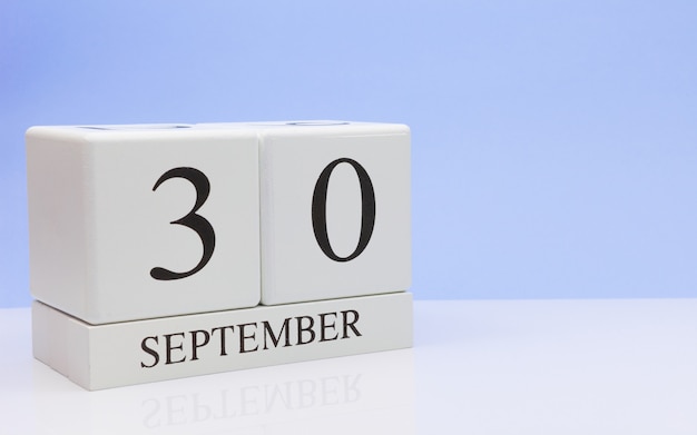 30. September Tag 30 des Monats, täglicher Kalender auf weißer Tabelle mit Reflexion