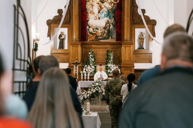 300523 Vinnitsa Ucrania un monje católico reza y da un sermón a la congregación durante la liturgia