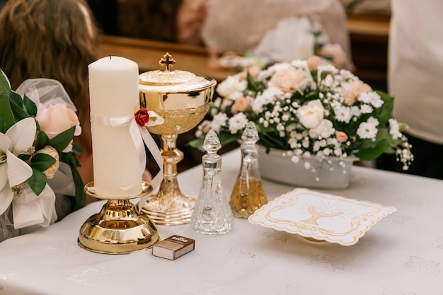 Foto 300523 vinnitsa ucrânia o feriado da primeira comunhão e liturgia solene na igreja católica onde muitas crianças recebem sua primeira comunhão