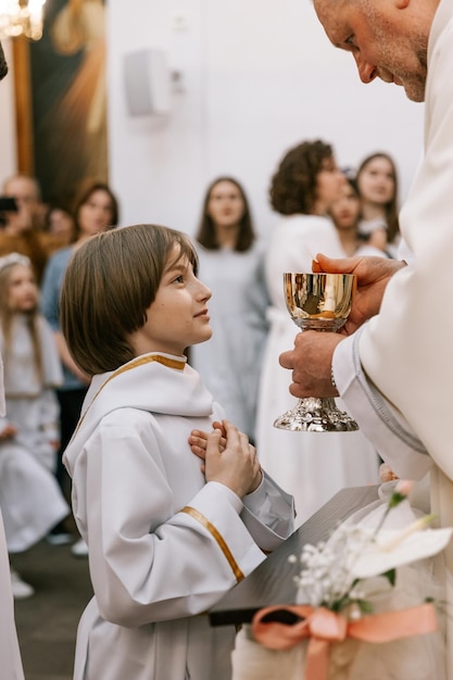 Foto 300523 vinnitsa ucrania el proceso de recibir la primera comunión y la bendición de las manos de un sacerdote católico