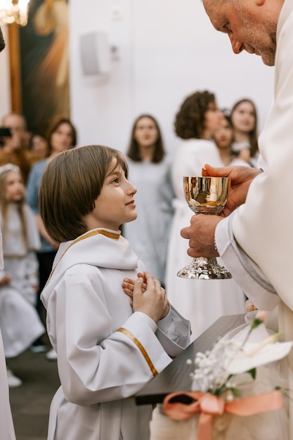 300523 Vinnitsa Ucrania el proceso de recibir la primera comunión y la bendición de las manos de un sacerdote católico