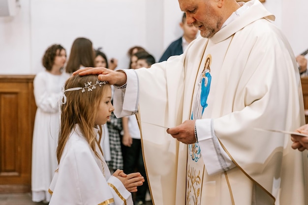 300523 Vinnitsa Ucrania un sacerdote católico lleva a cabo una liturgia en una antigua iglesia