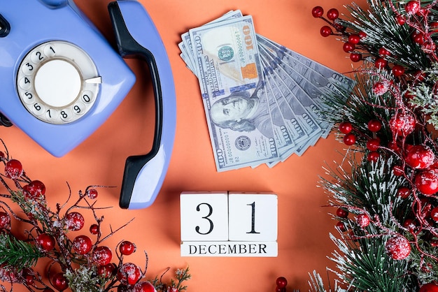 31 de dezembro Ano Novo dinheiro para um presente e uma decoração de natal de telefone antigo