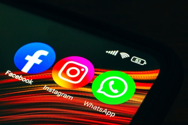 31 de março de 2022 Brasil Nesta ilustração fotográfica os ícones do aplicativo Facebook Instagram e WhatsApp vistos exibidos na tela de um smartphone