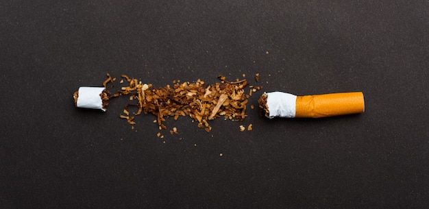 31. Mai der Welt No Tobacco Day Nichtrauchen Nahaufnahme von zerbrochenen Haufen Zigarette oder Tabak STOP symbolisch