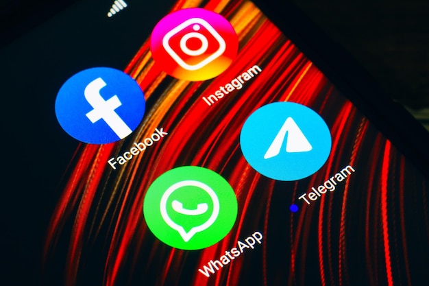 31 de marzo de 2022 Brasil En esta ilustración fotográfica, los íconos de las aplicaciones Facebook Instagram WhatsApp y Telegram se muestran en la pantalla de un teléfono inteligente