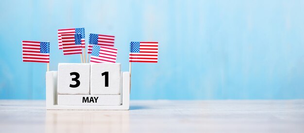 31 de mayo de calendario blanco con la bandera de Estados Unidos de América sobre fondo de madera. Memorial day 2021 y concepto de vacaciones