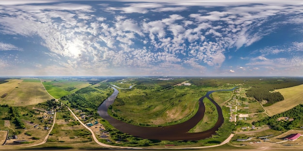 360-Grad-Hdri-Panoramablick aus der Luft über einem grünen Öko-Dorf mit privatem Entwicklungssektor mit Landhäusern und Scheunen in der Nähe eines sich schlängelnden Flusses im Wald in gleichrechteckiger, nahtloser sphärischer Projektion