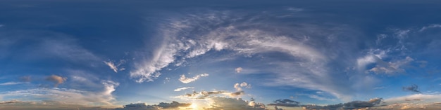 360 hdri cielo antes de la puesta del sol con hermosas nubes impresionantes panorama sin costuras con cenit para su uso en gráficos 3D o desarrollo de juegos como cúpula del cielo o editar disparo de drone como reemplazo del cielo