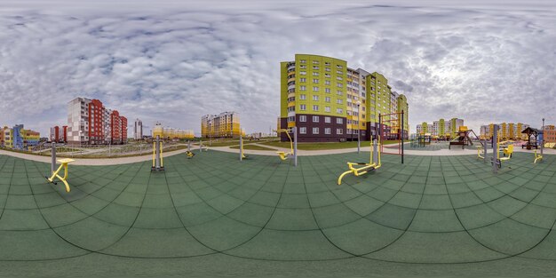 360 hdri panorama view ginásio de equipamentos de exercícios ao ar livre entre complexos residenciais modernos com arranha-céus e arranha-céus em conteúdo de realidade virtual VR pronto para projeção esférica equiretangular