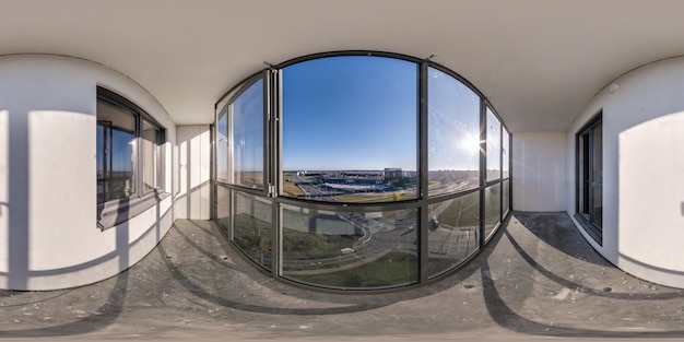 Foto 360 hdri panoramaa vista da varanda com vidro empoeirado sujo de prédio de vários andares para interseção movimentada de enorme complexo residencial em projeção esférica sem costura equiretangular conteúdo ar vr