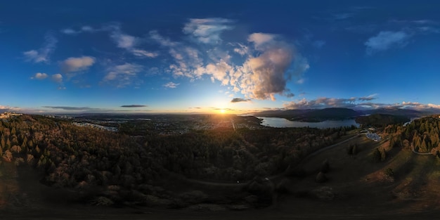 360° Luftansicht über die Stadt bei Sonnenuntergang Burnaby Vancouver BC Kanada