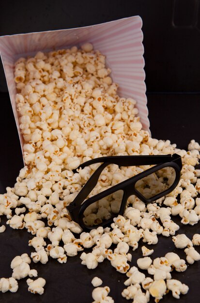 3D-Brille auf fallenden Popcorn aus einer Box