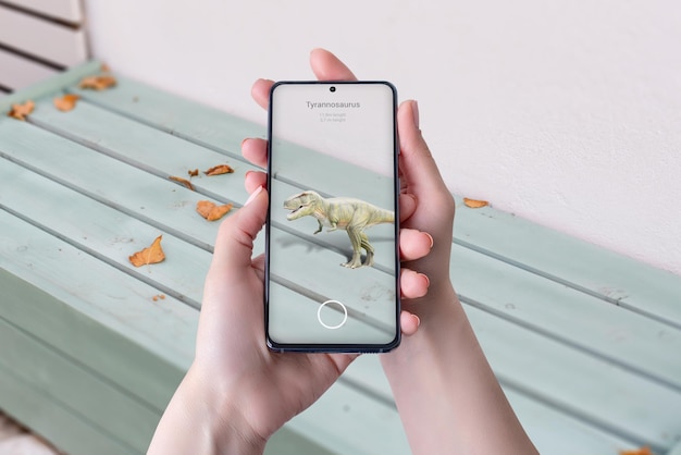 3D-Dinosaurier-Augmented-Reality-Projektion auf dem Tisch mit Smartphone Das Konzept der Nutzung von Technologie in Bildung und Unterhaltung