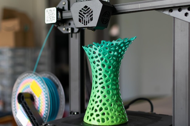 3D-Druck einer Vase mit mehrfarbigem Pla-Filament