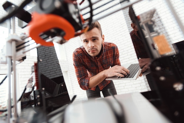 3D-Drucker hat Modell eines Apfels gedruckt.