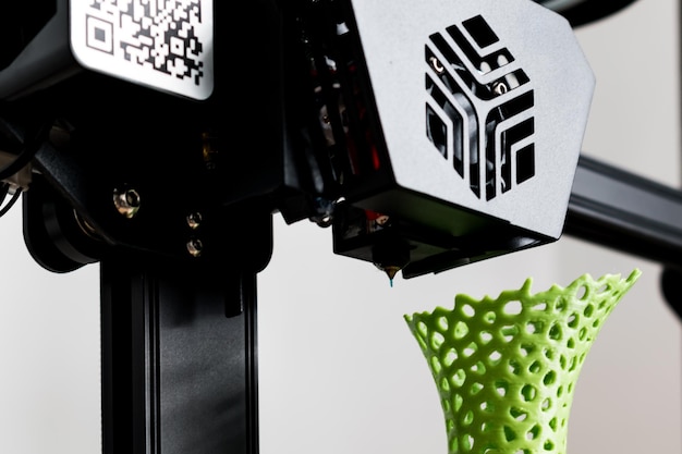 3D-Drucker mit einer mit Pla-Filament bedruckten Vase