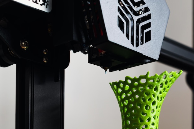 3D-Drucker mit einer mit Pla-Filament bedruckten Vase