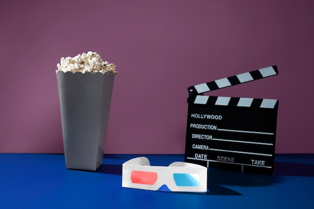 Foto 3d-filmbrille und popcorn-sortiment