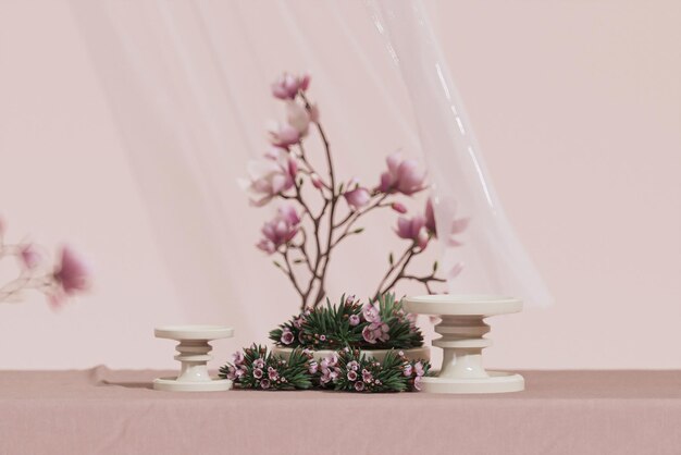 3D-Hintergrund rosa Podium Display Sakura rosa Blume fallend Werbung für Kosmetik- oder Schönheitsprodukte