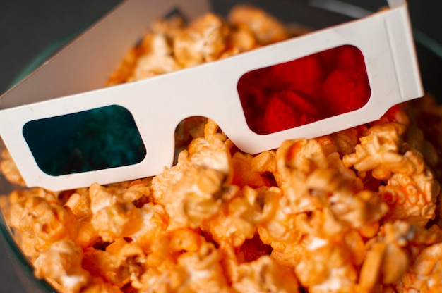 3D-Papierbrille und käsiges Popcorn aus nächster Nähe