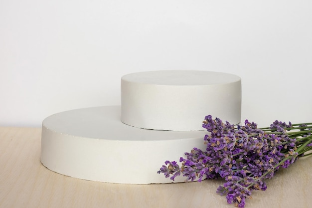 3D-Podium-Kosmetikprodukt Abstrakte minimale geometrische Form Eine Zylinderkugel Lavendelblüten