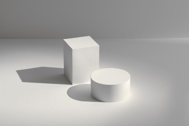 3d render podios cuadrados y redondos blancos sobre fondo blanco con sombras