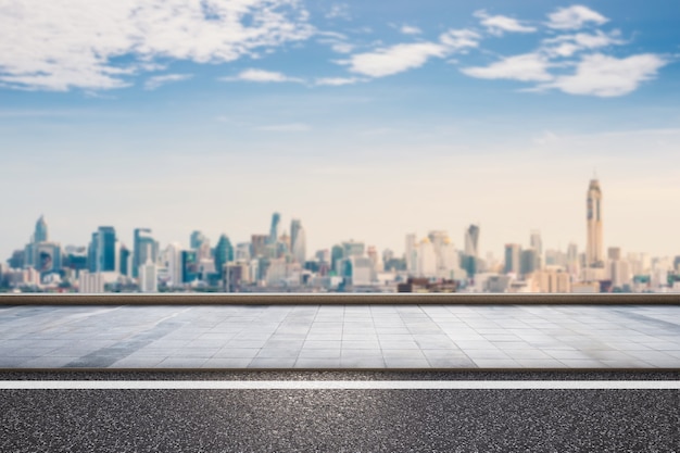 3D-Rendering am Straßenrand mit Stadtbildhintergrund