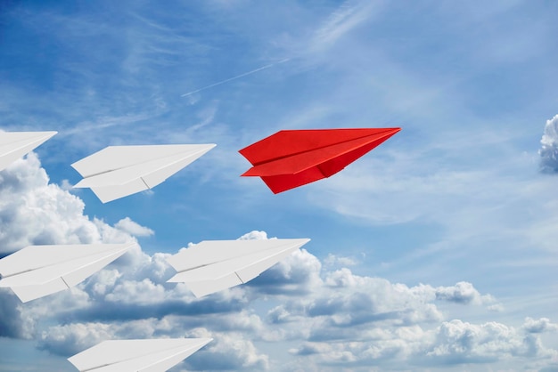 3D-Rendering Papierflieger für Führungskonzept Ein Papierflieger am Himmel