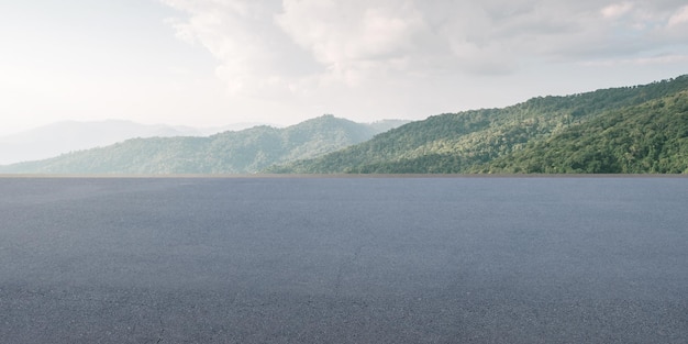 3d renderização da estrada de cimento vazia na apresentação do carro de fundo de montanha