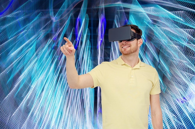 3D-Technologie, Virtual Reality, Entertainment und People-Konzept - glücklicher junger Mann mit Virtual-Reality-Headset oder 3D-Brille, der ein Spiel auf spiralförmigem Neonlichthintergrund spielt