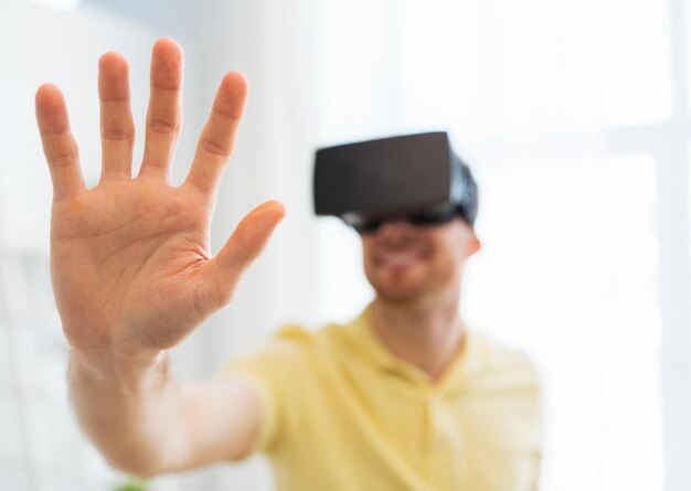 3D-Technologie, Virtual Reality, Gaming, Entertainment und People-Konzept - Nahaufnahme eines glücklichen jungen Mannes mit Virtual-Reality-Headset oder 3D-Brille, der zu Hause Videospiele spielt