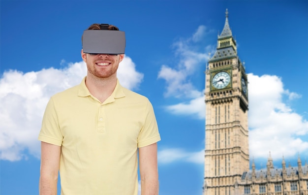 3D-Technologie, Virtual Reality, Reise-, Unterhaltungs- und People-Konzept - glücklicher junger Mann mit Virtual-Reality-Headset oder 3D-Brille über London Big Ben Tower und Himmelshintergrund
