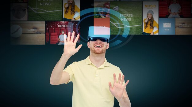 Foto 3d-technologie, virtuelle realität, cyberspace, unterhaltung und people-konzept - glücklicher junger mann mit virtual-reality-headset oder 3d-brille, die sich auf schwarzem hintergrund vernetzt