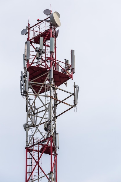 3g 4g 5g sem fio e torre de telecomunicações de telefone celular closeup no fundo do céu nublado à luz do dia